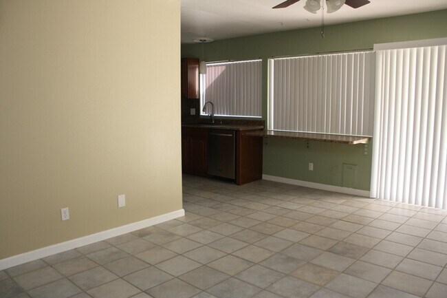 Building Photo - Fabulous 3 bedroom 2 bathroom Big Back Yard