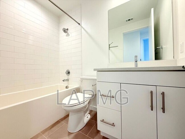 Building Photo - 4334 N Jimson Rd