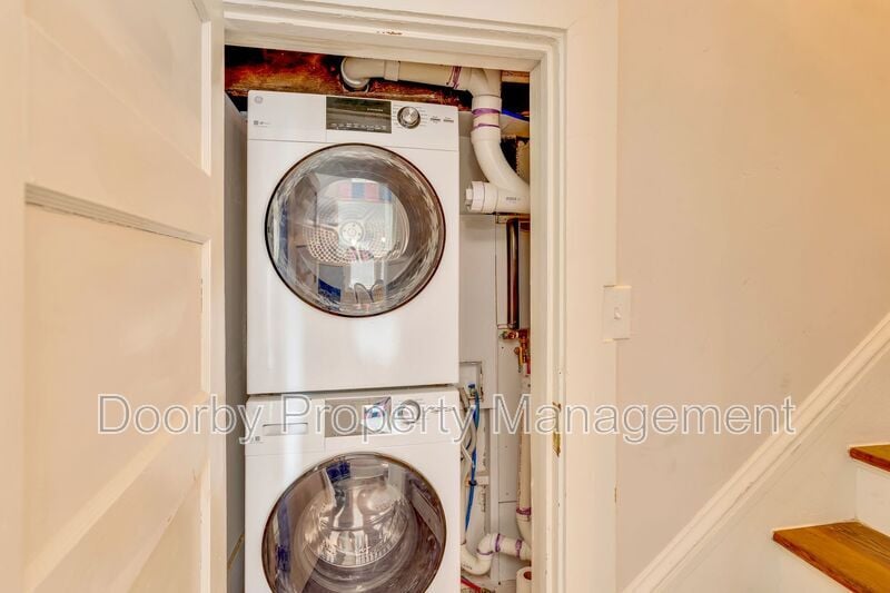 Building Photo - 621 Fortwood Pl