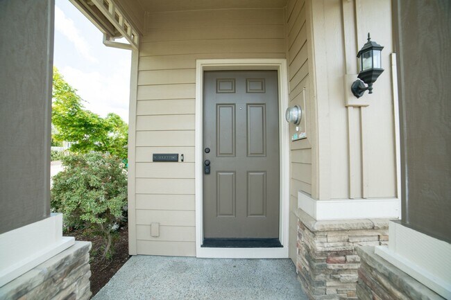 Building Photo - Newer Construction Townhome in Canby