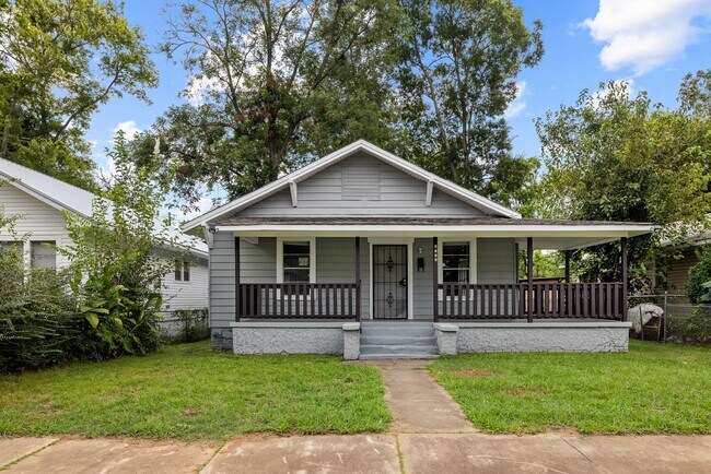 Building Photo - Newly Renovated 4 Bedroom 2 Bathroom Home