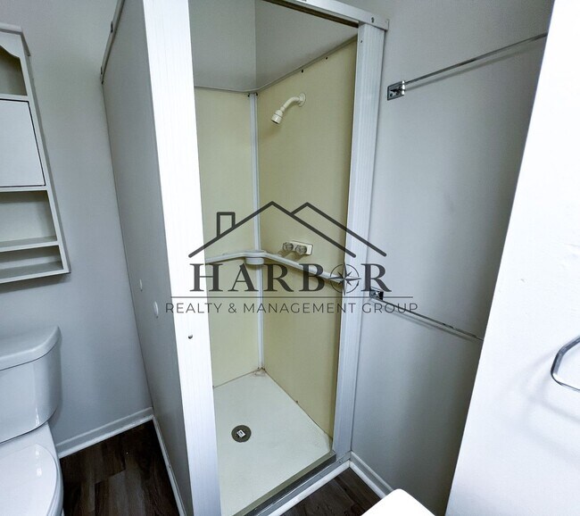 Building Photo - Large Renovated Studio- SPECIAL! First Month Rent Free