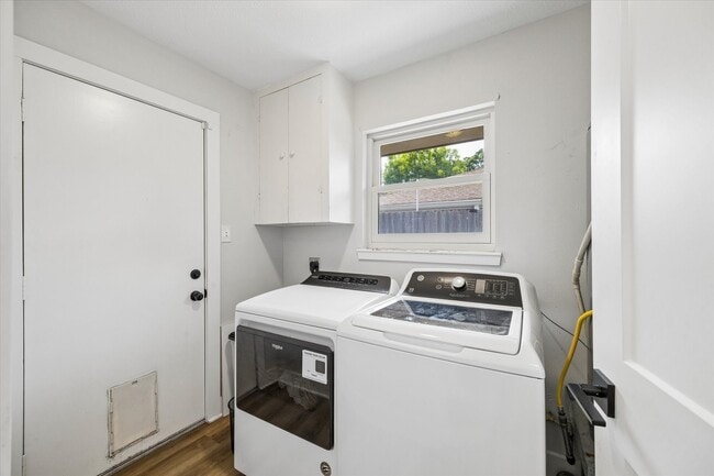 Building Photo - 5311 Hialeah Dr
