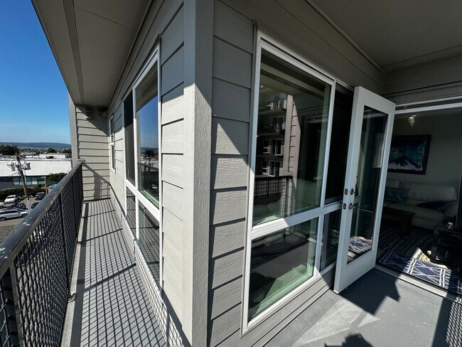 Building Photo - Fully Furnished Downtown Everett Condo wit...
