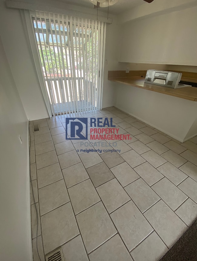 Building Photo - 2 Bed 2 Bath Duplex