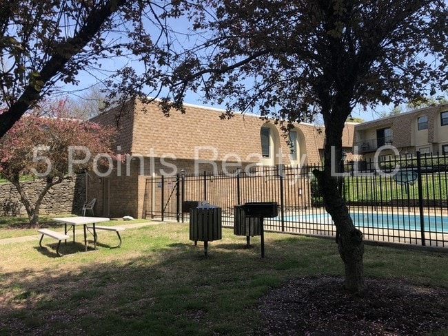 Building Photo - 420 Walton Ln