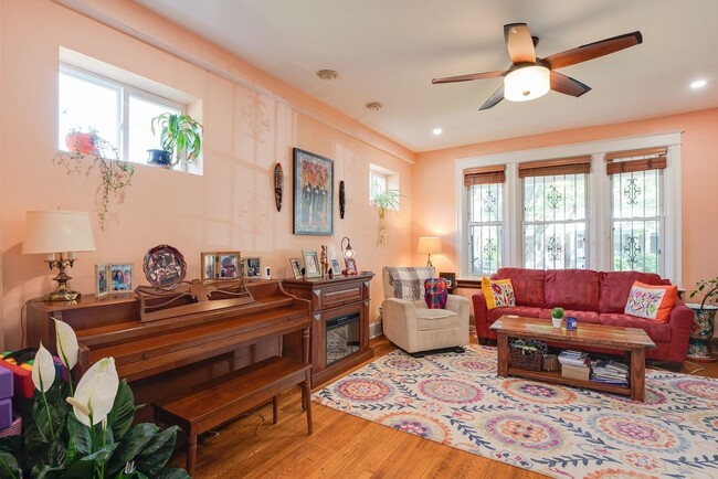 Building Photo - Unbeatable Family Home in the City w/ Park...