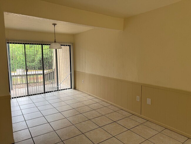 Building Photo - * MOVE IN SPECIAL * 1/2 OFF 2ND MONTH'S RENT!! Spacious 1,226 SF Unit - 2 bd / 2 ba near UF - Bra...