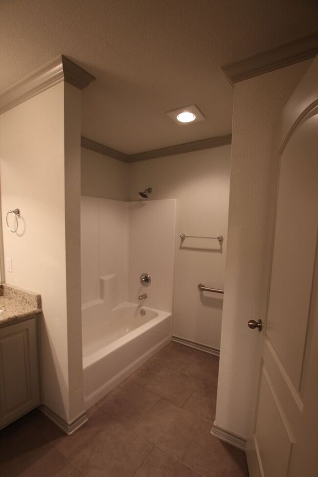 Building Photo - Beautiful 3 Bedroom 2 Bathroom Townhouse i...