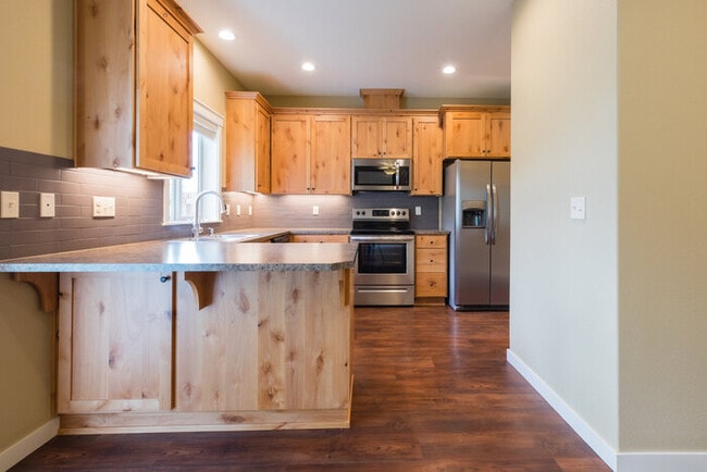 Building Photo - 4 Bedroom 2.5 Bath