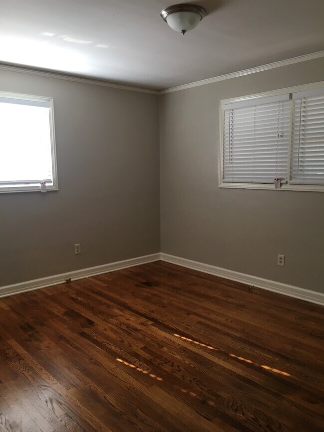Building Photo - 3 bed room / 1 bath brick ranch in Pleasan...