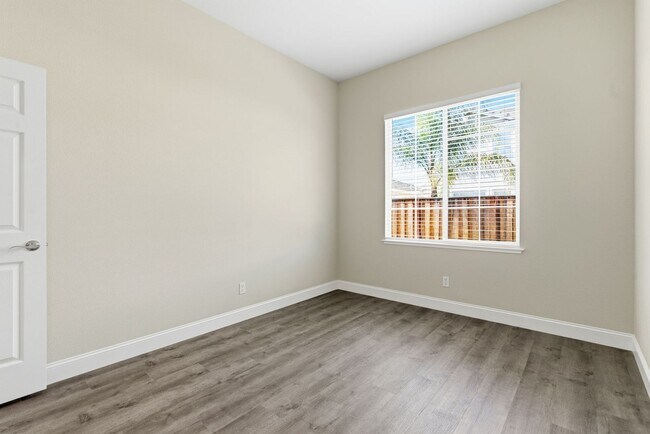 Building Photo - BEAUTIFULLY MAINTAINED SINGLE STORY HOME IN GREAT BRENTWOOD LOCATION!