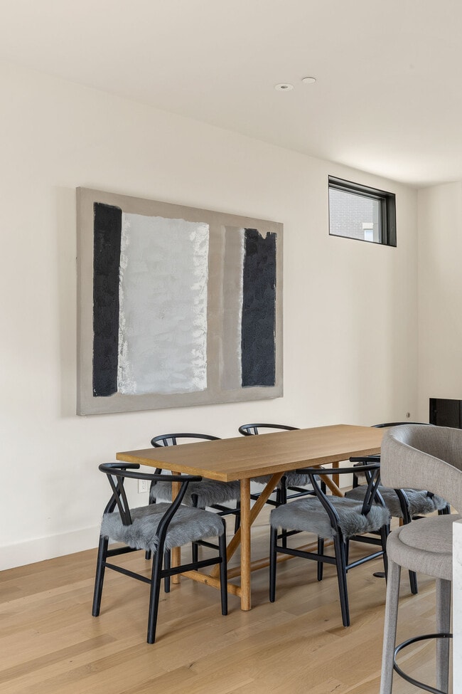 Building Photo - 1325 N Dewey Ave