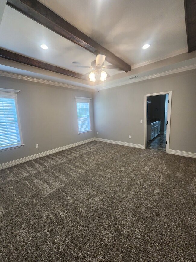 Building Photo - Elegant 4-Bedroom Valdosta Home with Vault...