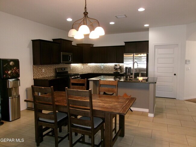 Building Photo - 6445 Villaggio Dr
