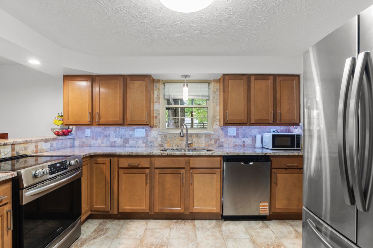 Building Photo - 3930 Beechwood Dr