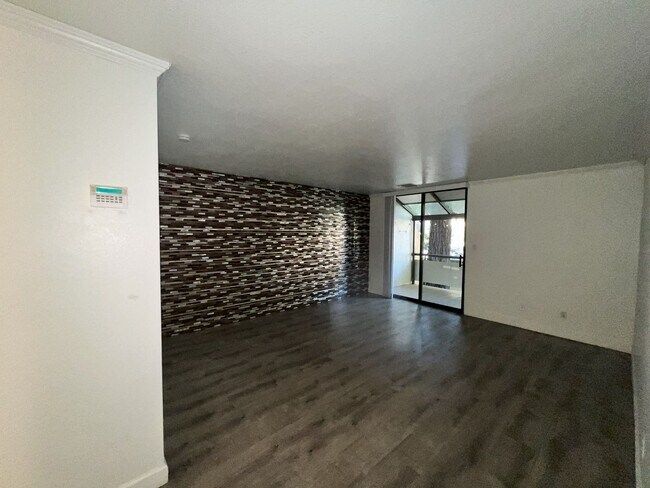 Building Photo - Remodeled 2 Bed, 2 Bath Unit in Downtown S...