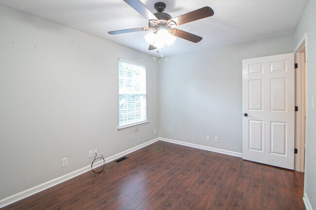 Building Photo - 570 Somerset Ln