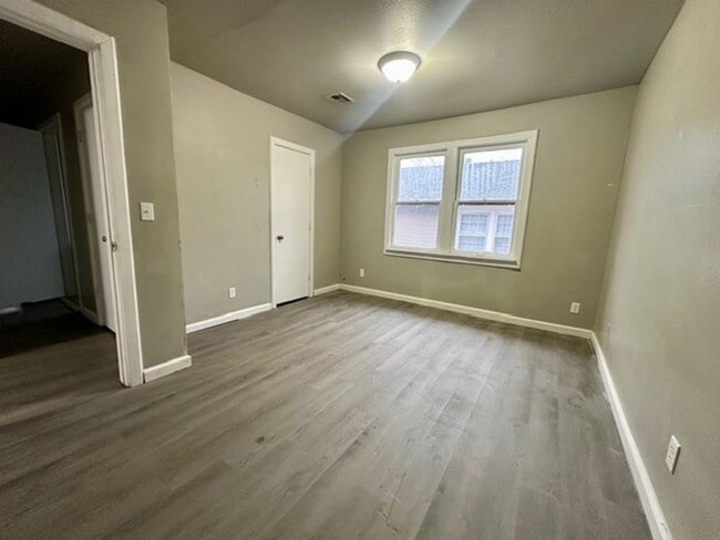 Building Photo - 3 Bedroom and 2 Bathroom Home in Shawnee