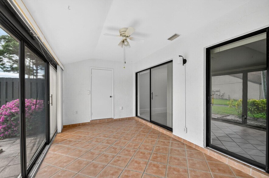 Building Photo - 704 Sunny Pine Way