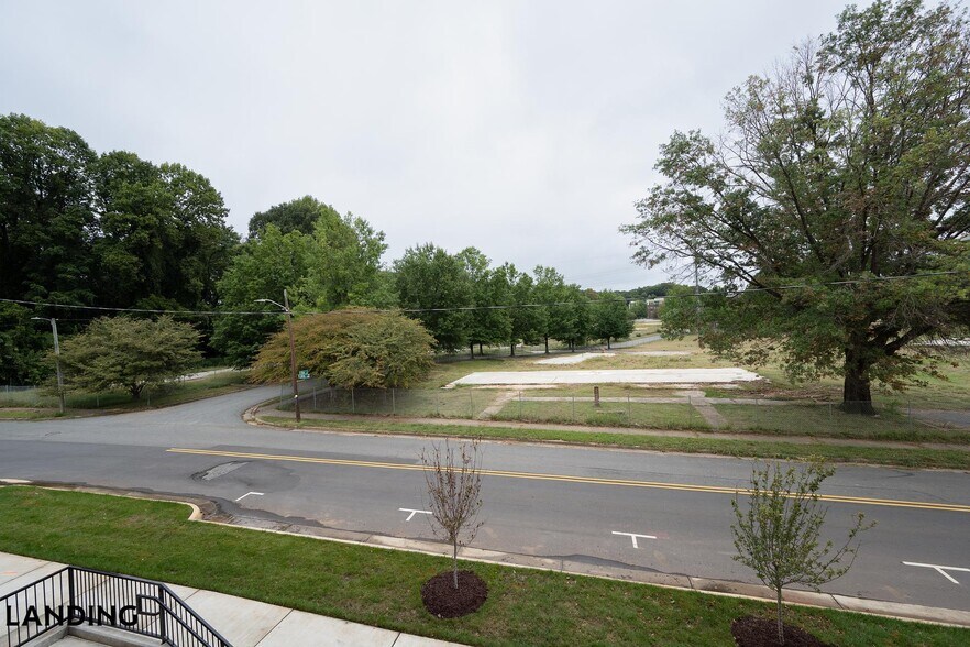 Building Photo - 404 W 26th St