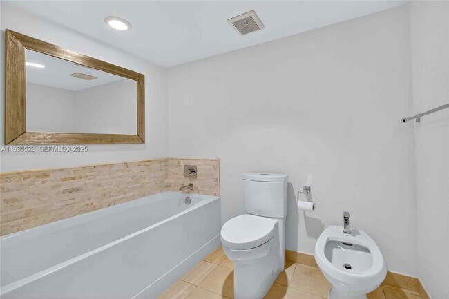 Building Photo - 520 Brickell Key Dr