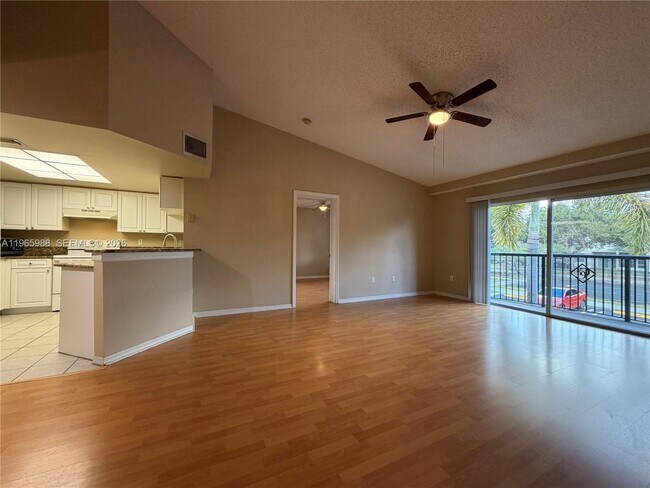 Building Photo - 1600 Crestwood Ct S