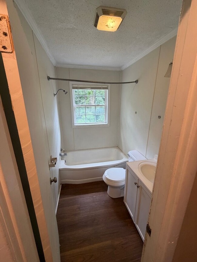 Building Photo - 4 bed 1 bath home
