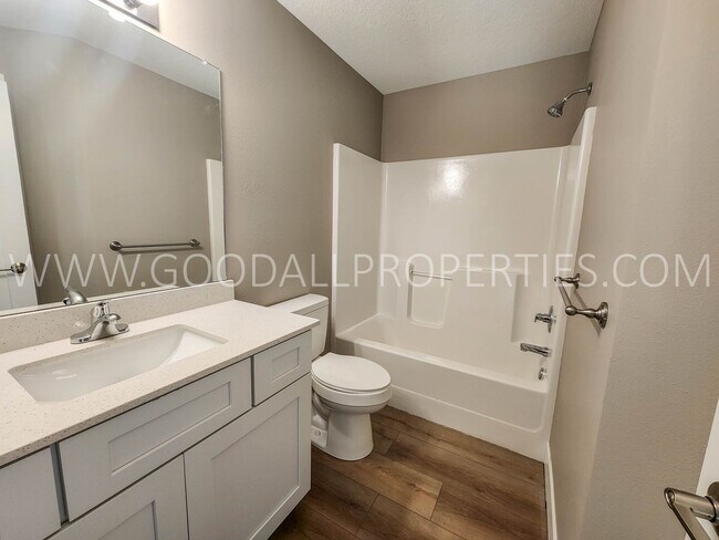 Building Photo - Fully remodeled 3 bedroom home in Waukee w...