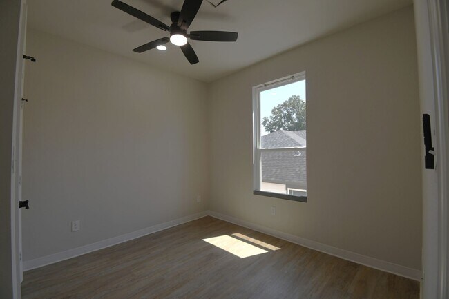 Building Photo - 1158 E Earle St