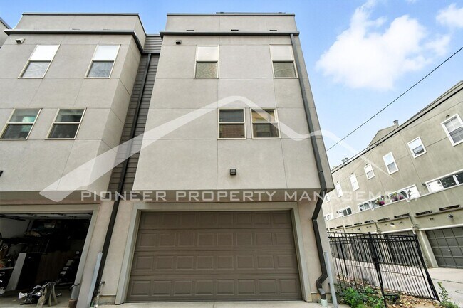 Building Photo - Modern Townhouse with Central AC and Rooft...