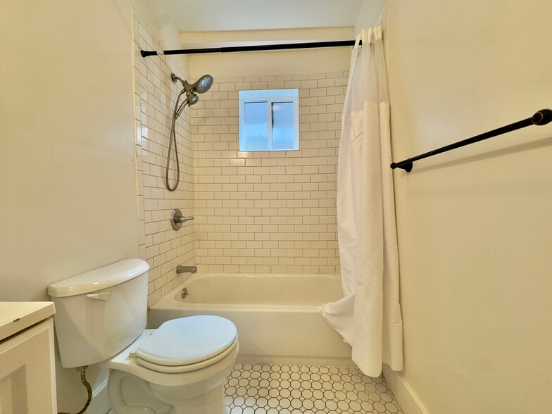 Building Photo - 827 30th St
