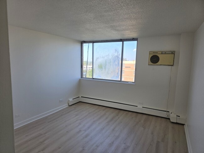 Building Photo - 2201 S Stewart Ave