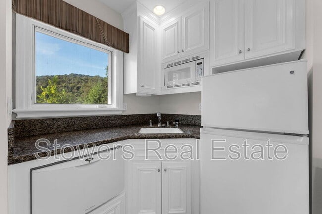 Building Photo - 300 Lark Ln