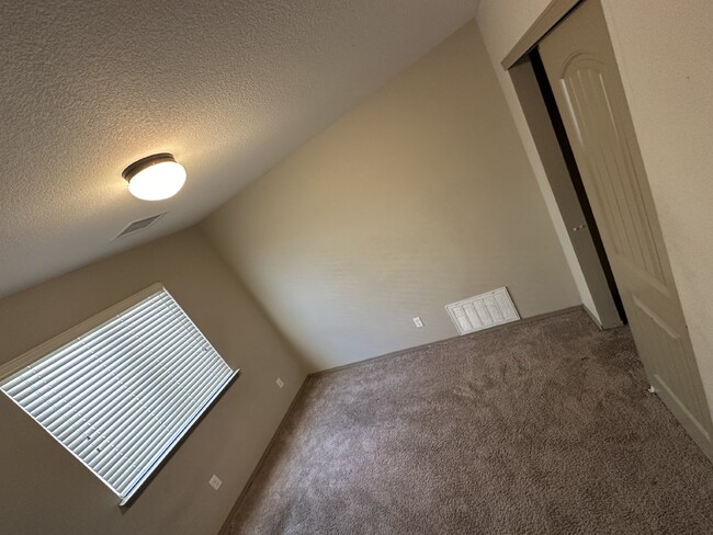 Building Photo - "Charming 3-Bedroom Oasis with 2 Full Bath...