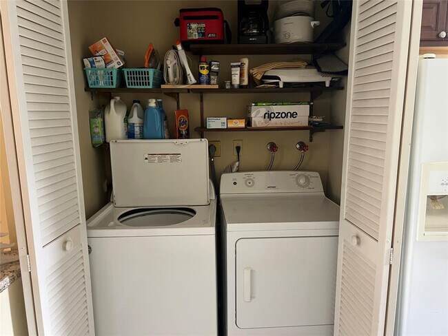 Building Photo - 445 SE 21st Ave