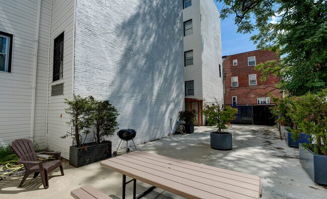 Building Photo - 231 E North Ave