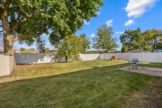 Building Photo - 1031 Maple Ln