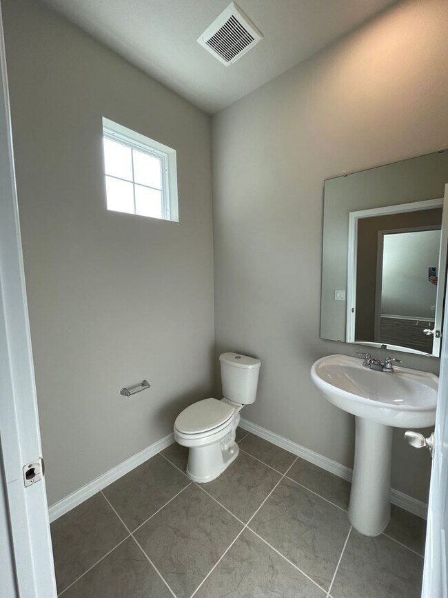 Building Photo - Spacious 3 Bedroom, 2.5 Bath Townhome in L...