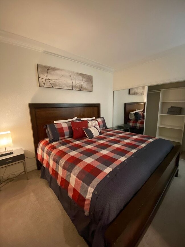 Building Photo - Charming Fully Furnished 1 Bedroom Condo: ...