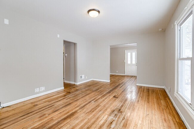 Building Photo - 6905 N 33rd St