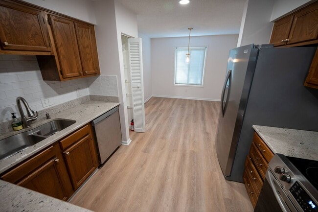 Building Photo - Beautifully Updated 2-Bedroom Condo in Fiv...