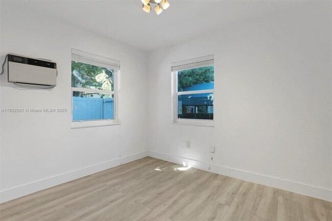 Building Photo - 3061 Oak Ave