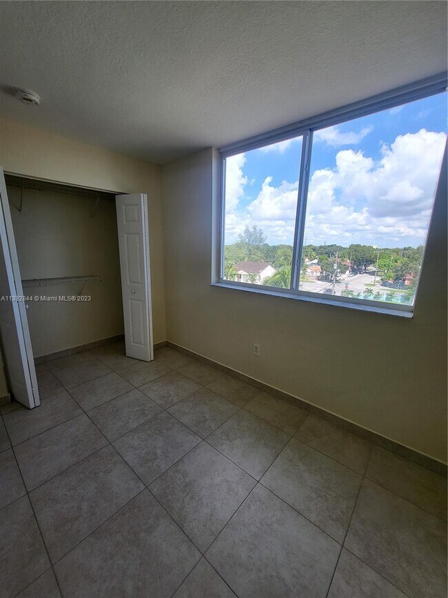 Building Photo - 2647 NW 25th Ave