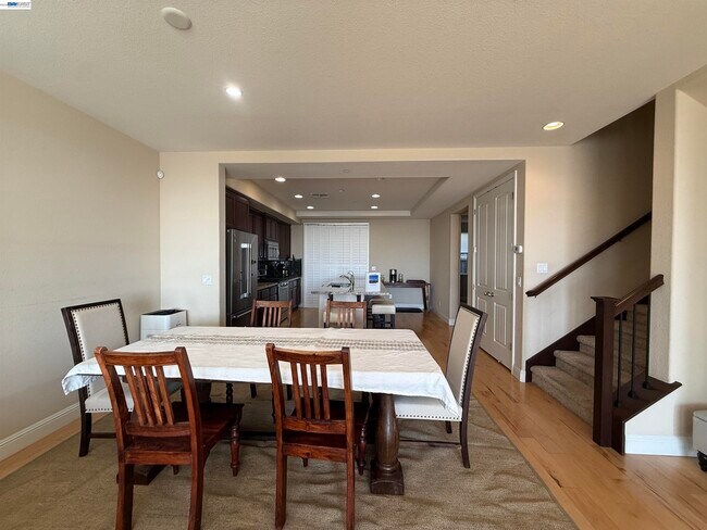 Building Photo - 6492 Bayview Dr