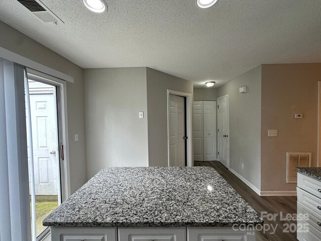 Building Photo - 626 Emerald Cove Dr