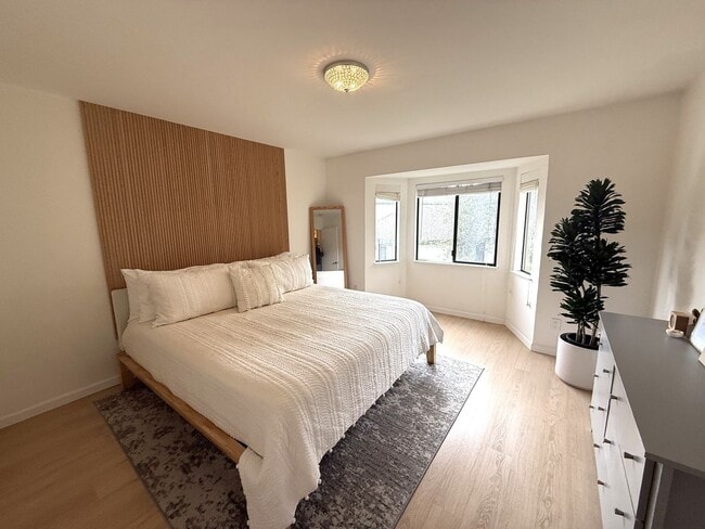 Building Photo - UPDATED TWO BEDROOM / ONE BATH, UNFURNISHED TWO-STORY CONDO IN CAPTAINS COVE