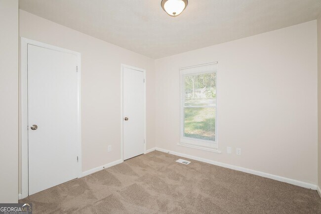 Building Photo - 424 Azalea Dr