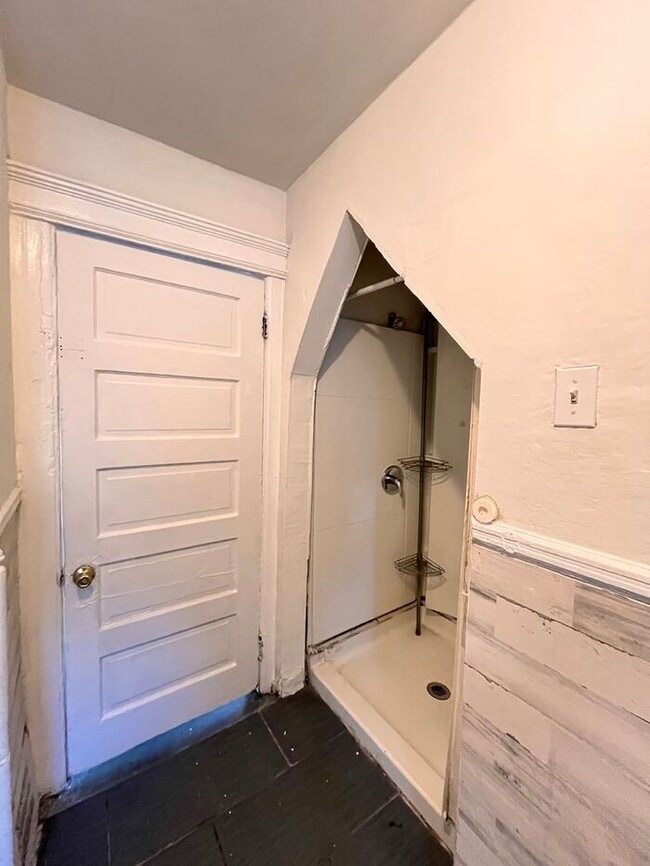 Building Photo - Cozy 2-Bedroom Apartment in Prime Location...