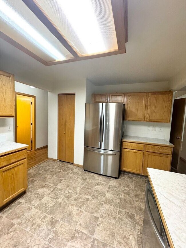 Building Photo - Gorgeous 5 Bedroom 3.5 Bath House with 3 c...